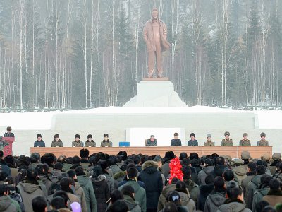 Photo prise le 2 décembre 2019 et diffusée par l'agence nord-coréenne KCNA du leader nord-coréen Kim Jong Un (au centre) durant la cérémonie d'inauguration de la ville nouvelle de Samjiyon, en Corée du Nord - STR [KCNA VIA KNS/AFP]