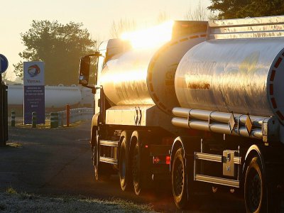 Un camion citerne arrive dans une station service après le déblocage d'un dépôt pétrolier le 3 décembre 2019 à Vern-sur-Seiche - Damien MEYER [AFP]