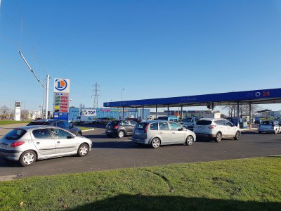 Longue file d'attente à la station E.Leclerc de Gonfreville-l'Orcher, le mardi 3 décembre 2019. - Joris Marin