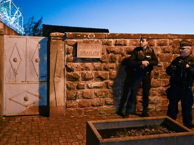 Gendarmes gardant le cimetière juif profané de Westhoffen, le 3 décembre 2019 - PATRICK HERTZOG [AFP]