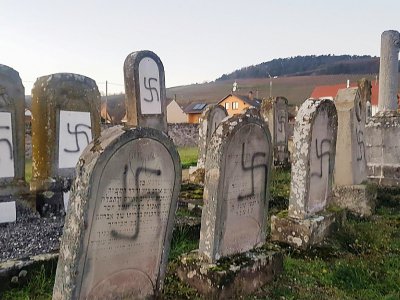 Tombes profanées du cimetière juif de Westhoffen, le 3 décembre 2019. Photo fournie par les autorités - - [Prefecture du Bas-Rhin/AFP]