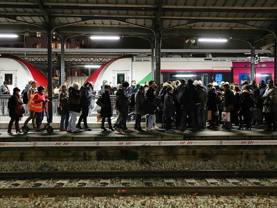 Des usagers attendent sur le quai un Transilien à Asnières-sur-Seine, au nord-ouest de Paris, le 27 novembre 2019 - JACQUES DEMARTHON [AFP/Archives]