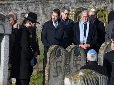 Le ministre de l'Intérieur Christophe Castaner (C) et l'ancien président du Conseil constitutionnel Jean-Louis Debré (2eD) au cimetière juif de Westhoffen, le 4 décembre 2019 - Patrick HERTZOG [AFP]