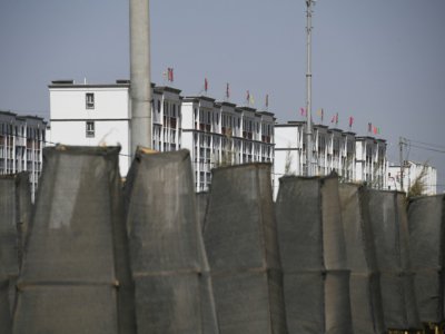 Des bâtiments qui feraient partie d'un centre de rééducation où sont emprisonnés des Ouïghours à Hotan, dans la région du Xinjiang en Chine, le 31 mai 2019 - GREG BAKER [AFP/Archives]