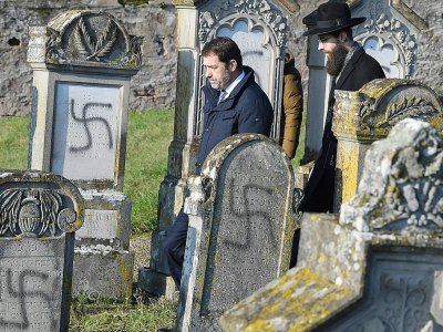Le ministre de l'Intérieur Christophe Castaner (C) visite le cimetière juif de Westhoffen (Bas-Rhin), le 4 décembre 2019 - Patrick HERTZOG [AFP]