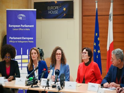 Des membres du Parlement européen lors d'une conférence de presse le 4 décembre 2019 dans les bureaux du Parlement européen à Malte pour s'exprimer sur le meurtre de la journaliste Daphné Caruana - ANDREAS SOLARO [AFP]