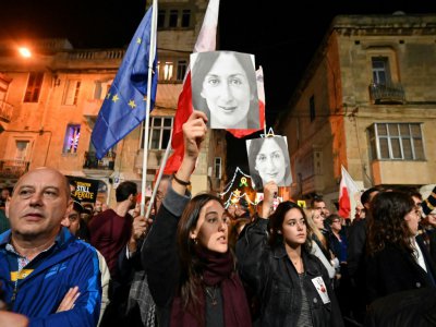 Le portrait de la journaliste maltaise assassinée Daphné Caruana Galizia est brandi le 3 décembre 2019 lors d'une manifestation devant le quartier général de la police à La Vallette - ANDREAS SOLARO [AFP]
