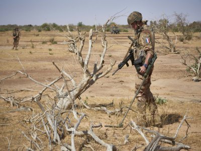 Un soldat français recherche des mines artisanales avec un détecteur pendant une opération de Barkhane dans le nord du Burkina Faso, le 12 novembre 2019 - MICHELE CATTANI [AFP]