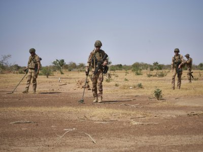 Des soldats français recherchent des mines artisanales avec des détecteurs pendant une opération de Barkhane dans le nord du Burkina Faso, le 12 novembre 2019 - MICHELE CATTANI [AFP]
