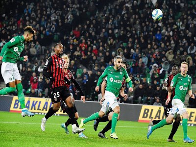 Denis Bouanga (g) a marqué deux buts pour St-Etienne face à Nice (4-1), le 4 décembre 2019, au stade Geoffroy Guichard - JEAN-PHILIPPE KSIAZEK [AFP]