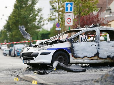 Un véhicule de police incendié à Viry-Châtillon dans l'Essonne après l'attaque de la voiture de patrouille le 8 octobre 2016 - Thomas SAMSON [AFP/Archives]