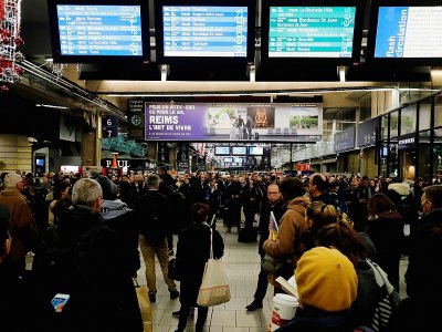 Des usagers à la gare Montparnasse, le 4 décembre 2019 à Paris, à la veille d'une grève nationale sur la réforme des retraites - Thomas SAMSON [AFP]