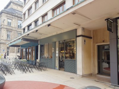 Le restaurant est installé en plein centre-ville commerçant, sur une place piétonne.
