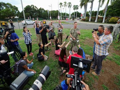 Le contre amiral Robb Chadwick (c), commandant de la marine américaine pour Hawaï, informe la presse sur la fusillade qui a fait deux morts et un blessé sur la base américaine de Pearl Harbor, le 4 décembre 2019 - Ronen ZILBERMAN [AFP]