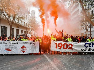 Dockers dans la manifestation contre la réforme des retraites, à Marseille le 5 décembre 2019 - CLEMENT MAHOUDEAU [AFP]