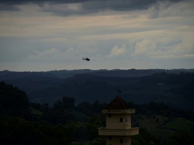 Un hélicoptère de la police survole le site du sommet du Mercosur à Bento Goncalves au Brésil, le 4 décembre 2019 - CARL DE SOUZA [AFP]