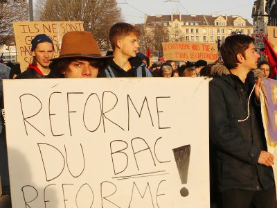 "Réforme du bac, réforme des retraites, même combat", peut-on lire sur des pancartes de lycéens. - Léa Quinio