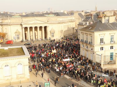 La foule devant le Palais Fontette, vue de la roue de Noël. - Léa Quinio