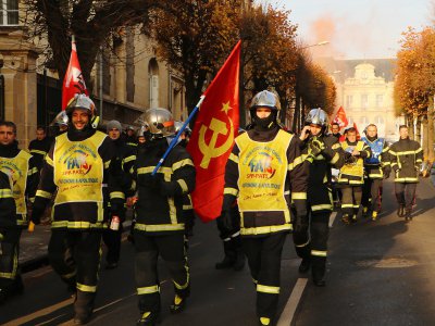 Environ 100 pompiers professionnels sur les 300 du Calvados étaient en grève. - Léa Quinio