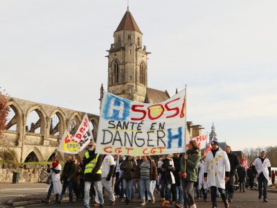 Les hôpitaux de Caen, et notamment le CHU, étaient en grève. Ici, au rond-point de l'Hôtel de ville. - Léa Quinio
