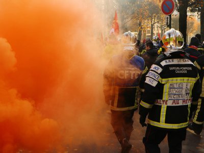 Les pompiers ont explosé dans fumigènes au début de leur manifestation. - Léa Quinio