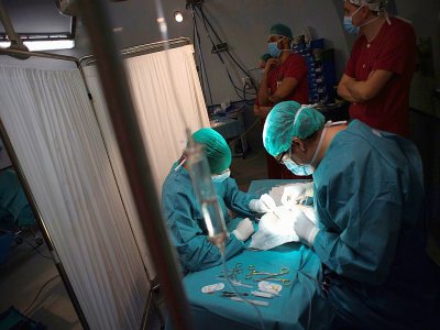 Des médecins espagnols sont parvenus à sauver la vie d'une Britannique après un arrêt cardiaque de six heures - PIERRE-PHILIPPE MARCOU [AFP/Archives]