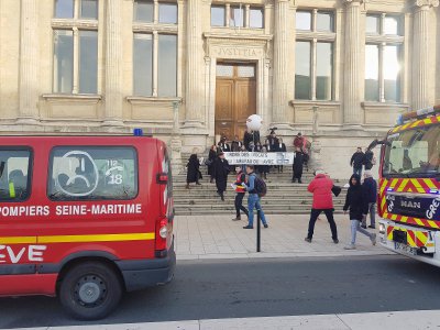 Les pompiers et les avocats étaient aussi mobilisés, le jeudi 5 décembre, au Havre. - Joris Marin