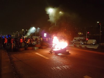 Au stade Océane du Havre, un feu de pneus et de palettes a permis aux manifestants de se réchauffer, mais également de bloquer la circulation. - Joris Marin