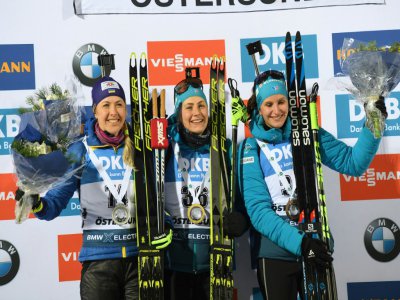 Justine Braisaz, vainqueur de l'individuel d'Ostersund, entourée sur le podium de Yuliia Dzhima, 2e, et de Julia Simon, 3e, le 5 décembre 2019 à Ostersund, en Sudède - Fredrik SANDBERG [TT NEWS AGENCY/AFP]