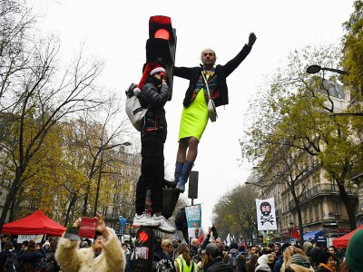 Les manifestants arrivent place de la Nation à Paris le 5 décembre 2019 - Alain JOCARD [AFP]