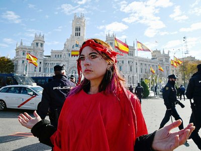 Une activiste du mouvement Extinction Rebellion sur la place de Cibeles à Madrid, le 3 décembre 2019 - OSCAR DEL POZO [AFP]