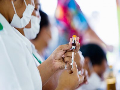 Une infirmière prépare un vaccin contre la rougeole, le 2 décembre 2019 à Le'auva"a, aux Samoa - ALLAN STEPHEN [UNICEF/AFP]