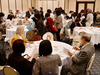 Des parents et leurs enfants participent à une réception dans le cadre de rencontres à visées matrimoniales, à Tokyo, le 3 novembre 2019. - Toshifumi KITAMURA [AFP]