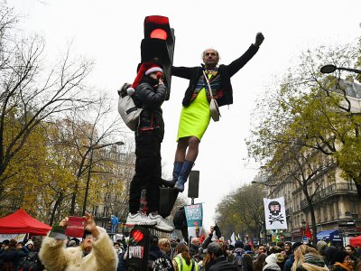 Des manifestants contre la réforme des retraites, place de la Nation à Paris, le 6 décembre 2019 - Alain JOCARD [AFP]