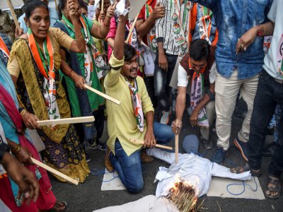 Des manifestants du parti du Congrès dénoncent les viols lors d'un rassemblement à Ahmedabad le 4 décembre 2019, quelques jours après le viol collectif et le meurtre d'une vétérinaire - SAM PANTHAKY [AFP]