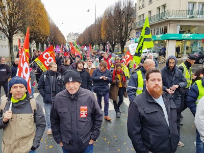 Ils étaient plusieurs centaines dans les rues de Caen au second jour de mobilisation. - Célia Caradec