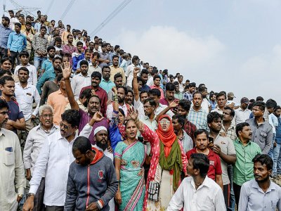 Des badauds rassemblés près du site où quatre suspects d'un viol qui a choqué l'Inde ont été tués par la police, à Shadnagar le 6 décembre 2019 - NOAH SEELAM [AFP]