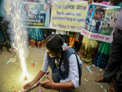 La population célèbre la mort de quatre suspects d'un viol qui a choqué l'Inde à Siliguri le 6 décembre 2019 - SAM PANTHAKY [AFP]