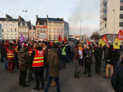 Le jeudi 5 décembre 2019, les manifestants s'étaient réunis devant la gare de Cherbourg, avant que le cortège ne parte en direction de la mairie vers 13h30. - Marthe Rousseau
