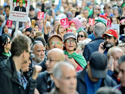 Des Algériens manifestent à Alger le 6 décembre 2019 contre l'élection présidentielle organisée par le pouvoir, dont ils réclament le départ - RYAD KRAMDI [AFP]