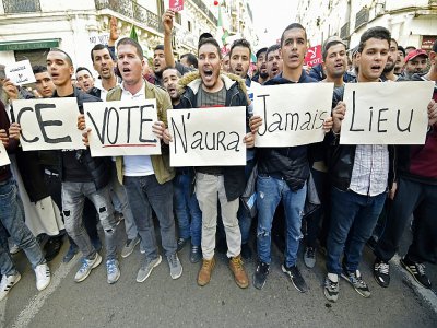 A Alger le 6 décembre 2019, des Algériens manifestent contre la présidentielle devant se tenir le six jours plus tard - RYAD KRAMDI [AFP]
