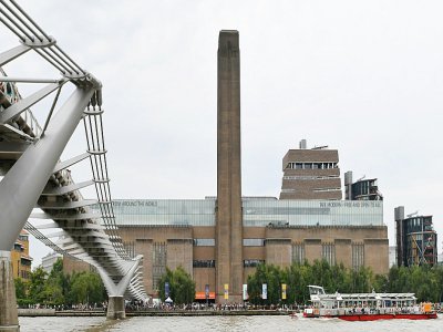 Vue générale du musée Tate Modern au bord de la Tamise à Londres, le 4 août 2019, après son évacuation après l'agression d'un enfant français par un adolescent britannique - Daniel SORABJI [AFP/Archives]