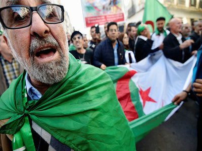 Des manifestants algériens dans les rues d'Alger le 6 décembre 2019, pour protester contre la présidentielle organisée six jours plus tard - RYAD KRAMDI [AFP]