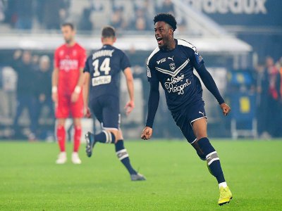 L'attaquant de Bordeaux Josh Maja célèbre un but contre Nîmes en L1 le 3 décembre 2019 à Bordeaux - NICOLAS TUCAT [AFP/Archives]
