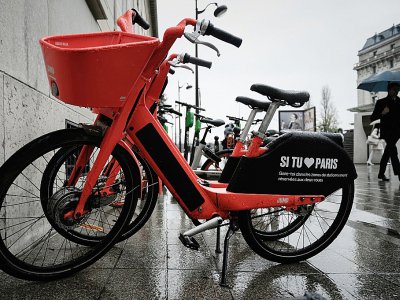 Des vélos électriques en libre-service à Paris le 6 décembre 2019, l'un des moyens alternatifs de déplacements des Paris pendant la grève des transports - Philippe LOPEZ [AFP]