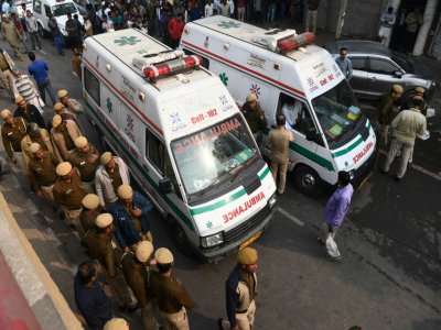 Police et ambulances à New Delhi  aux abords d'une usine qui a brûlé dimanche 8 décembre 2019, faisant au moins 43 morts - Sajjad  HUSSAIN [AFP]