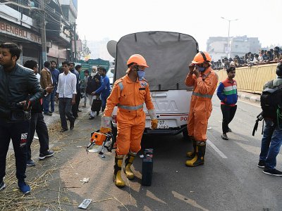 Des agents spécialisés s'apprêtent à intervenir sur les lieux d'un incendie dans un usine à New Delhi le 8 décembre 2019, qui tué au moins 43 personnes - Sajjad  HUSSAIN [AFP]