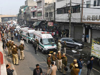 Police et ambulances à New Delhi  aux abords d'une usine qui a brûlé dimanche 8 décembre 2019, faisant au moins 43 morts - Sajjad  HUSSAIN [AFP]