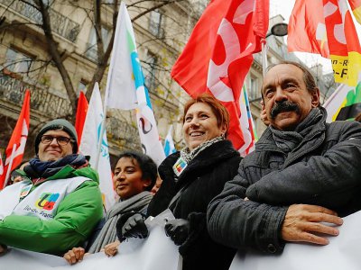 Le secrétaire général de la CGT Philippe Martinez (D) dans la manifestation contre la réforme des retraites, à Paris, le 5 décembre 2019 - Thomas SAMSON [AFP/Archives]
