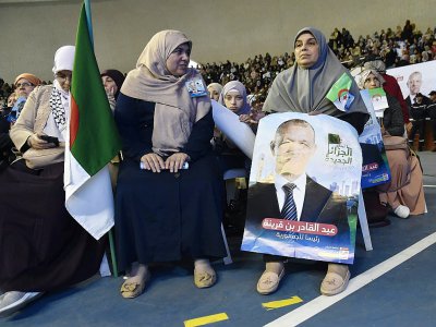 Les partisans du candidat à la présidentielle algérienne Abdelkader Bengrina participent à un rassemblement électoral à Alger, le 7 décembre 2019 - RYAD KRAMDI [AFP]